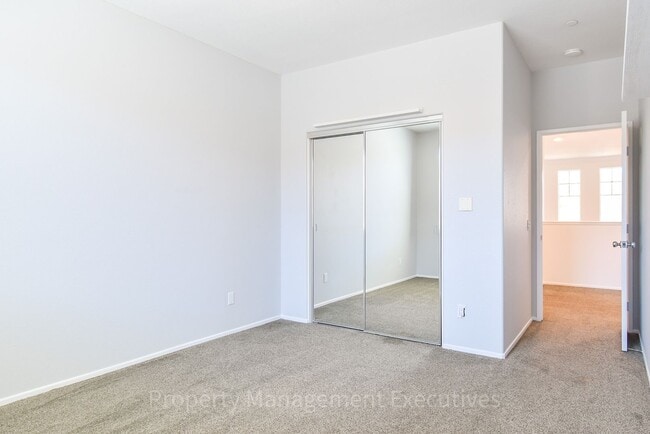 Building Photo - Beautiful 4 Bed, 3.5 Bath Townhouse