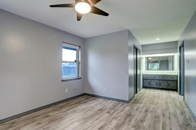 Building Photo - 10407 Fairview Dr