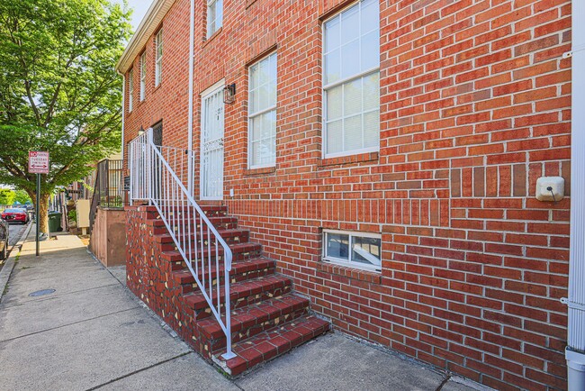 Building Photo - JUST RENOVATED Huge 3 bedroom 3 bathroom t...
