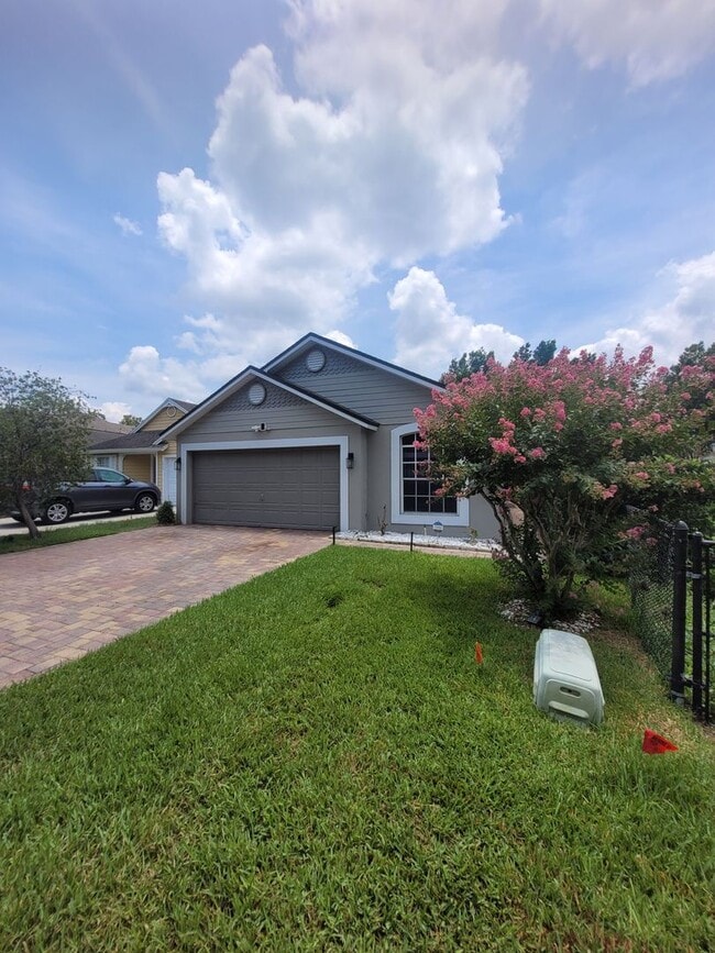 Building Photo - Modern 3 Bed, 2 Bath Home in Chelsea Parc ...