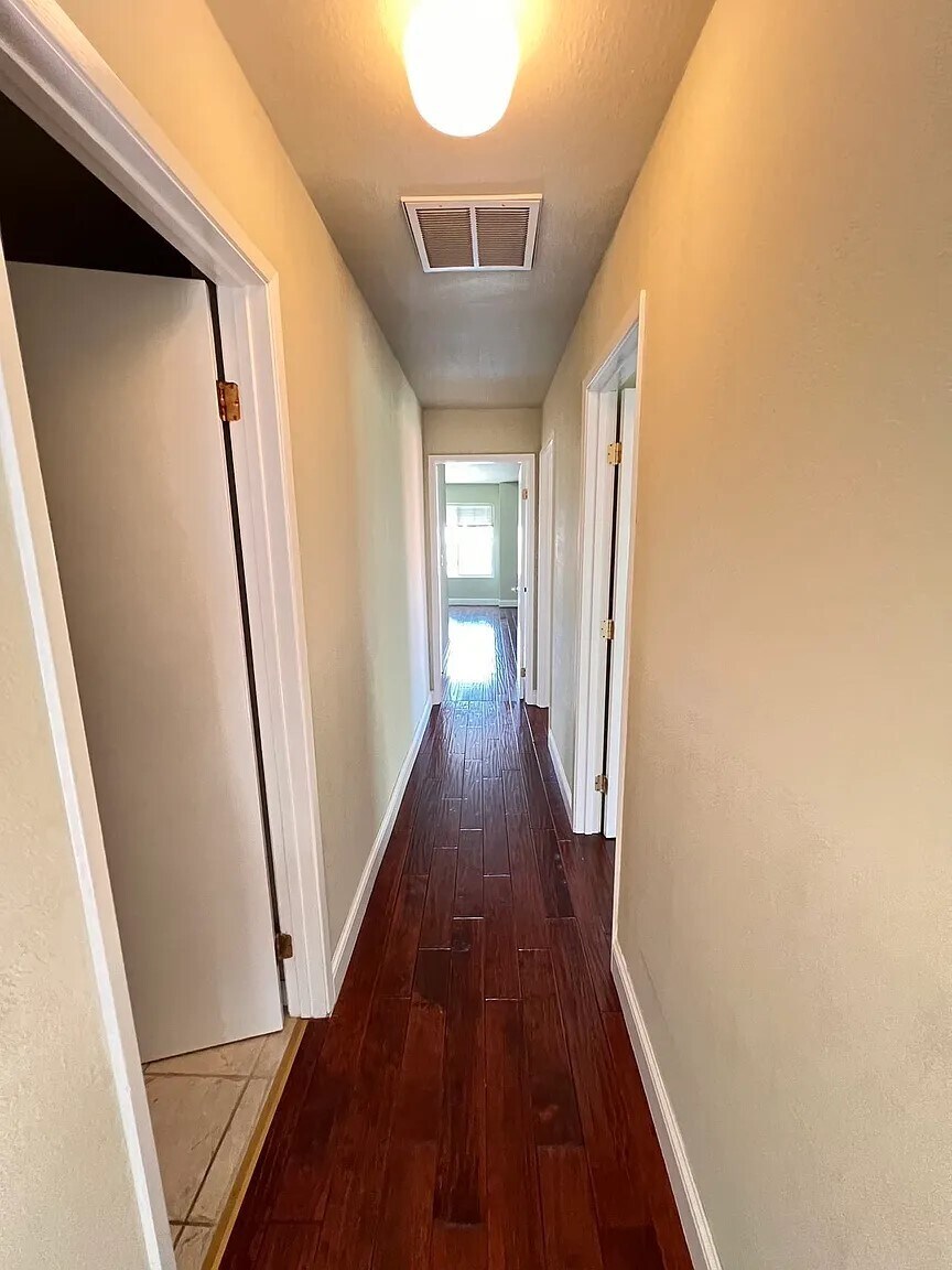 Building Photo - 6976 Claywood Way
