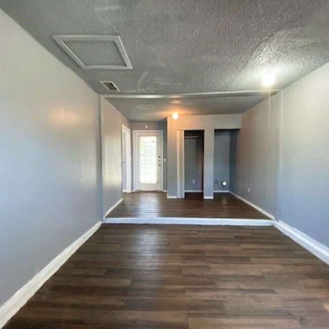 Building Photo - $0 First Month's Rent / $0 Deposit at Move-in