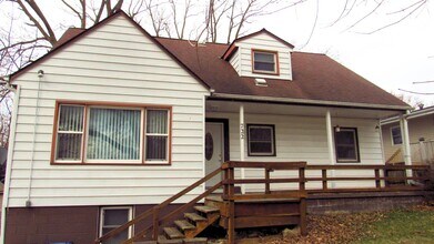 Building Photo - 722 13th Ave