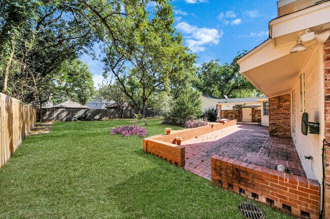 Building Photo - 5810 Wanakah Dr