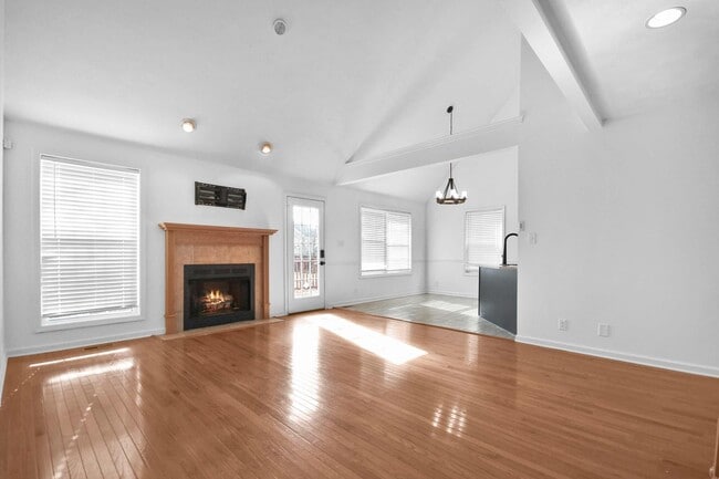 Building Photo - Three Bedroom with Bonus!