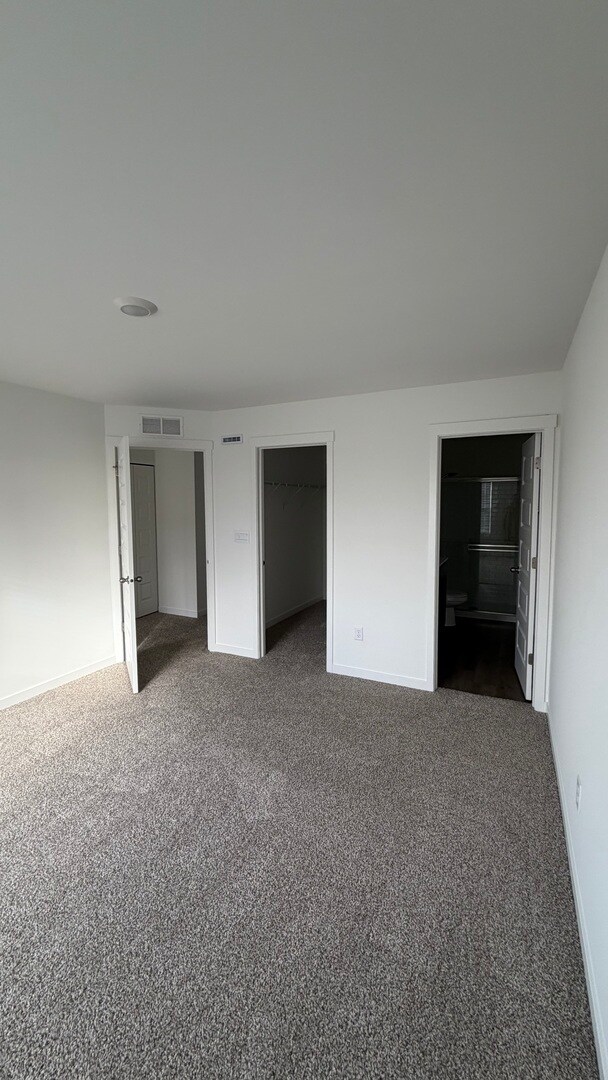 Building Photo - 2637 Santa Fe Drive