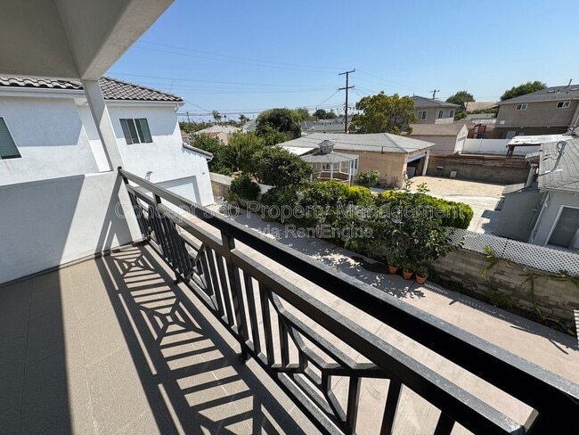 Building Photo - 1143 W 163rd St