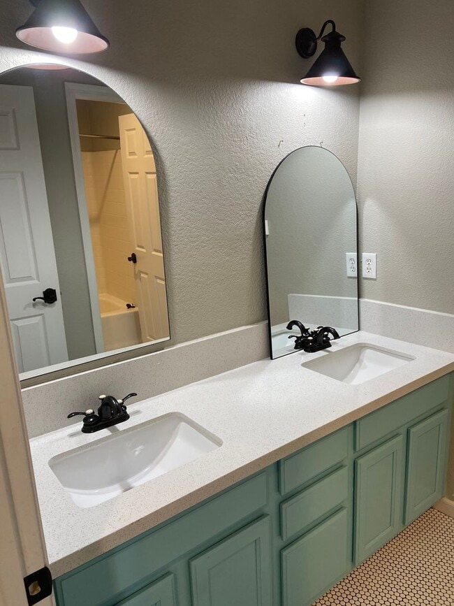 Building Photo - Parkway Beauty - 4 Bdrm, 2.5 Bath