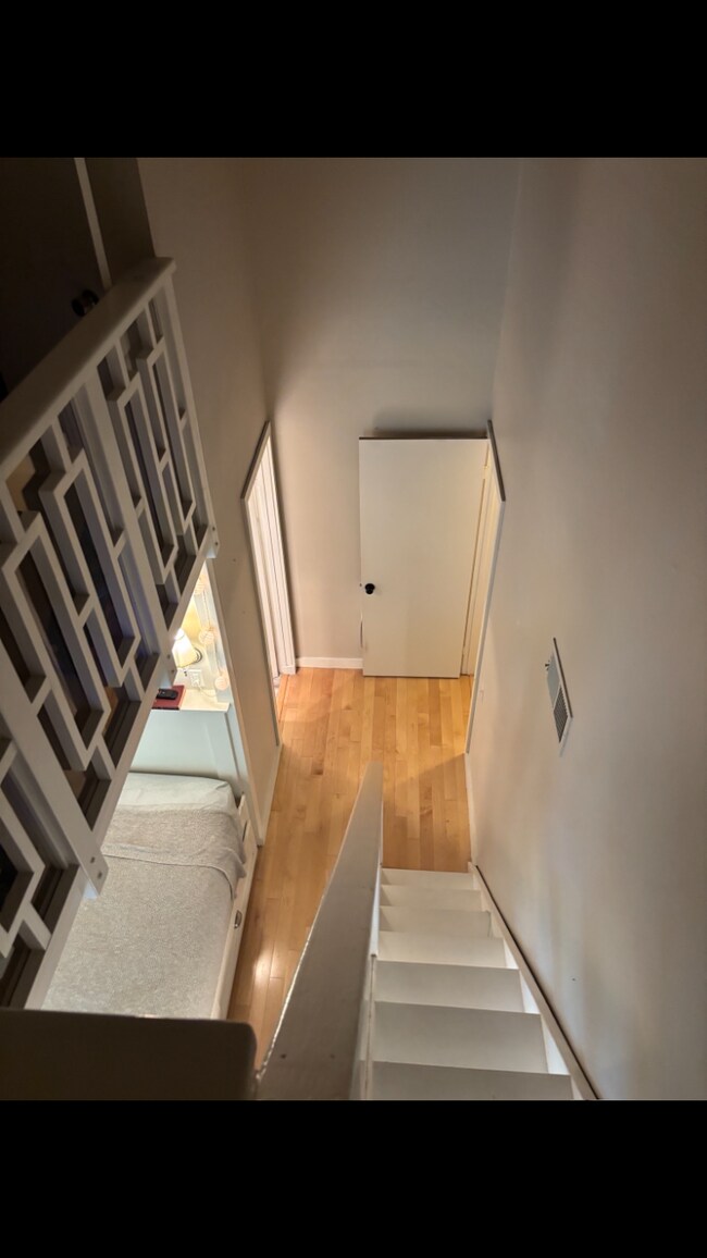 Building Photo - 10933 Wellworth Ave