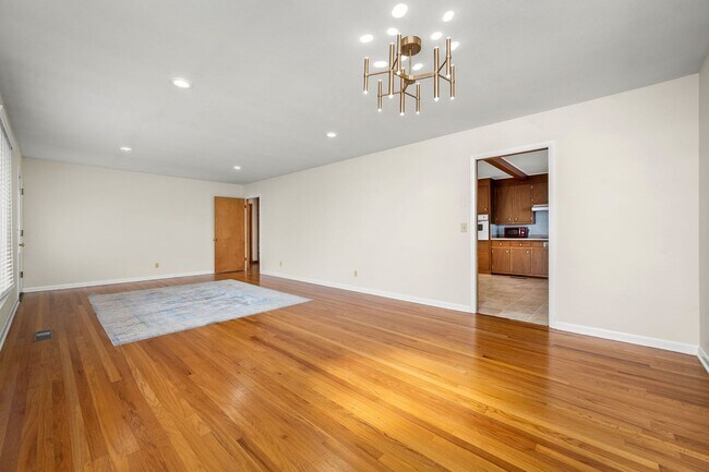 Building Photo - 902 Whitehall Rd