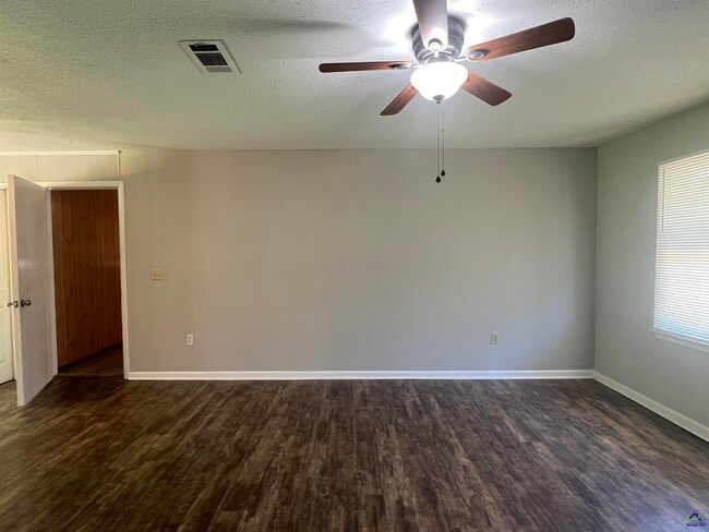 Building Photo - 211 Laverne Dr
