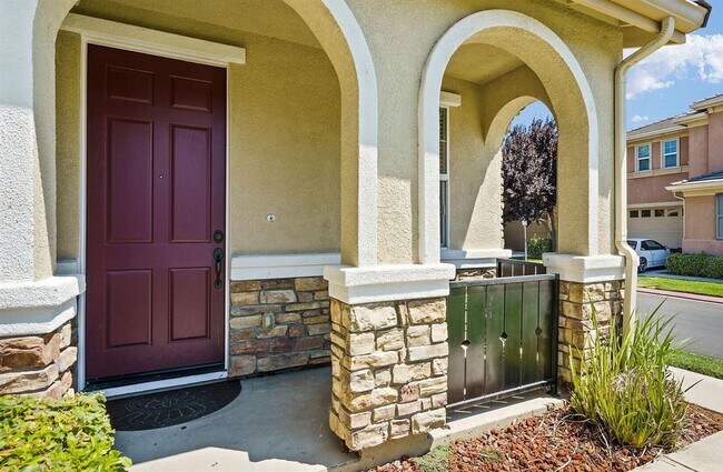 Building Photo - ADORABLE 4 BED/2.5 BATH TOWNHOME WITH CORNER LOT AND LARGE FENCED REAR YARD WITH PATIO