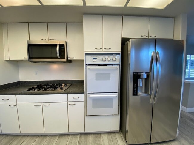 Building Photo - 4594 Cove Dr