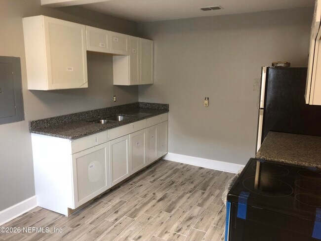 Building Photo - 925 Phillips St