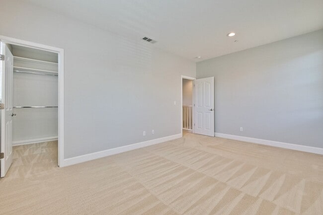 Building Photo - Gorgeous and Very Spacious Home - 3BR 2.5 BA in  San Jose - This is a MUST SEE!!!