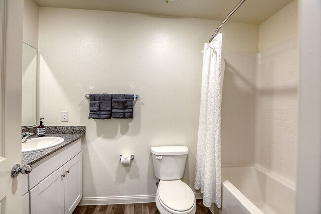 Building Photo - Furnished Henderson 3BR w/ Community Pool & fitness center