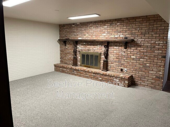 Building Photo - 1420 N Center St