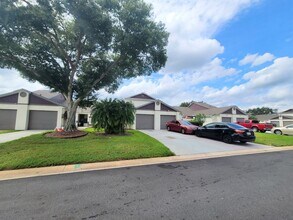 Building Photo - Spacious 3-Bed Townhome with 1st-Floor Mai...
