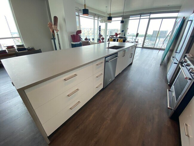Building Photo - Large 2 bedroom 2 1/2 bath condo at One Li...