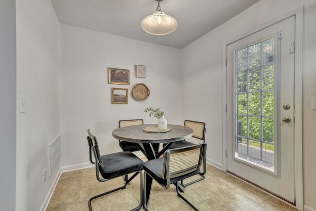 Building Photo - 282 Killian Way