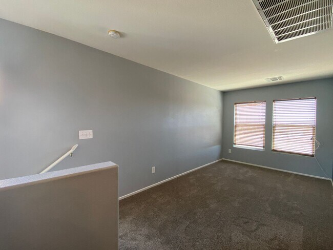 Building Photo - COZY 3 BEDROOM / 2.5 BATH HOME