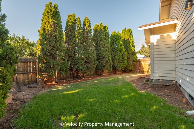 Building Photo - Single Level Home with Fresh Paint and Flo...