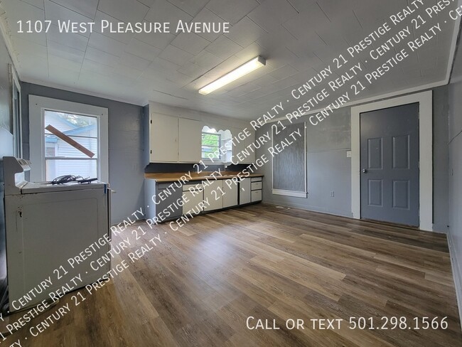 Building Photo - 1107 W Pleasure Ave