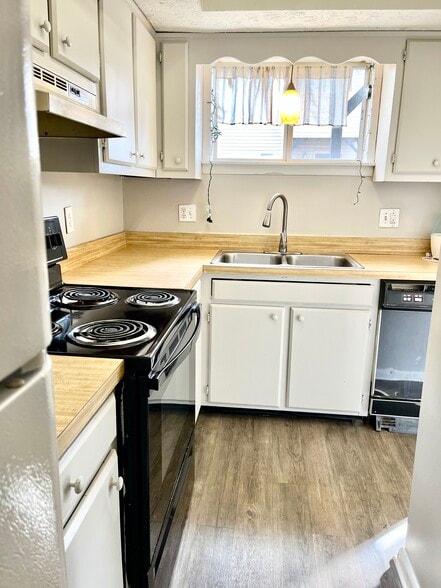 Building Photo - 589 Delzan Plz
