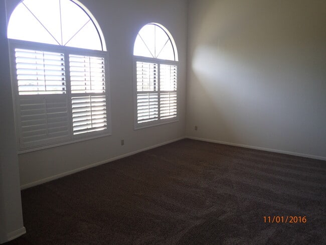 Building Photo - 4 Bedroom, 2.5 Bath House w/2 Garages on 1...