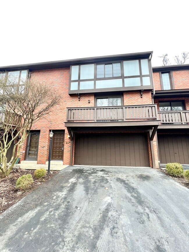Building Photo - Sewickley Heights - Gorgeous Townhouse - 3...