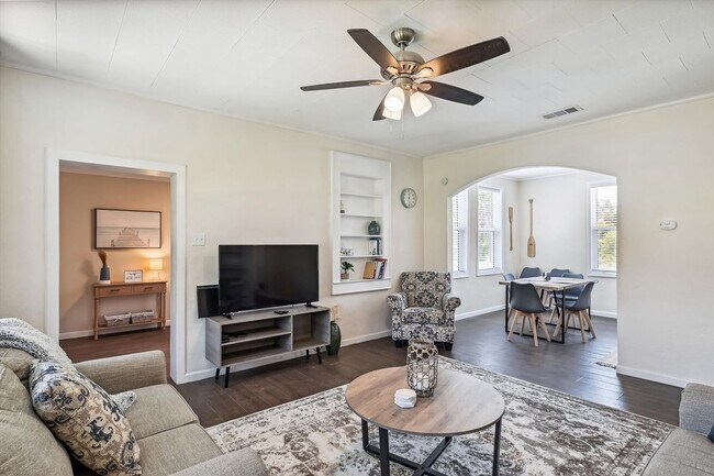 Building Photo - 300 Mercedes Ave