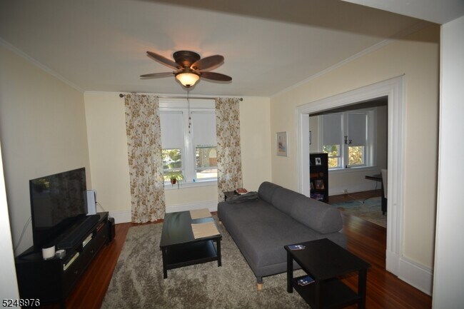 Building Photo - 598 Valley Rd