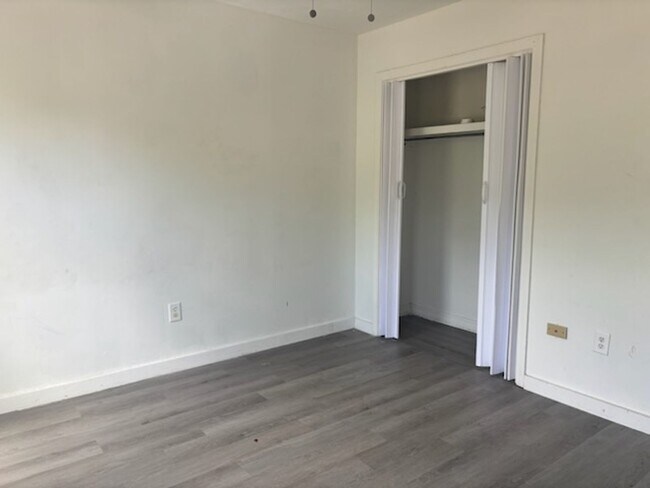 Building Photo - 352 Brookwood Lake Pl