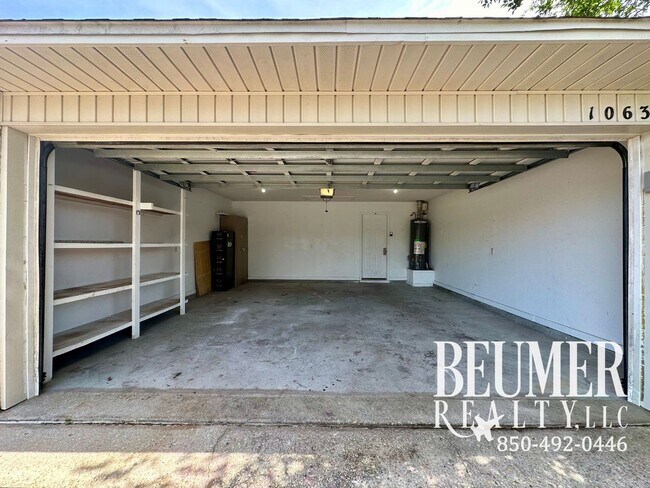 Building Photo - Home nestled in in W. Pensacola minutes fr...