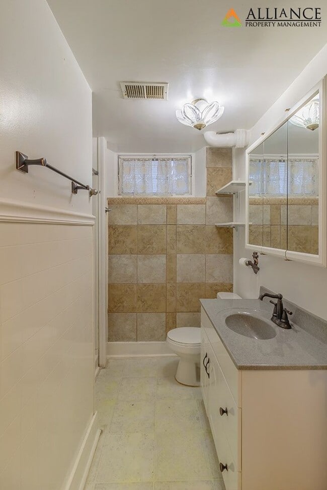 Building Photo - Amazing Home Near City Park and Campus!