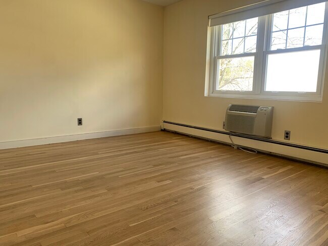 Building Photo - 145 Emerson Gardens Rd