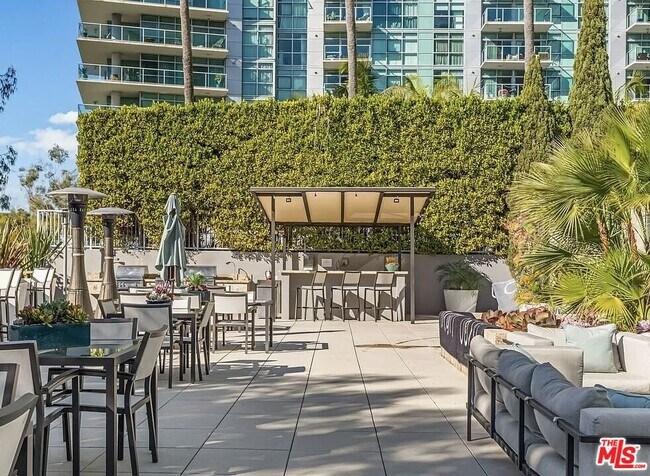 Building Photo - 13650 Marina Pointe Dr