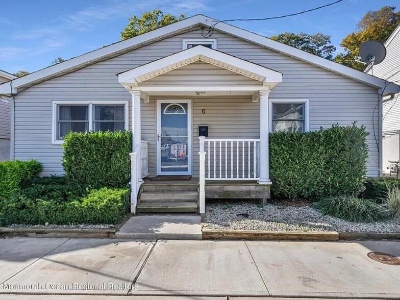 Building Photo - 6 Locust St