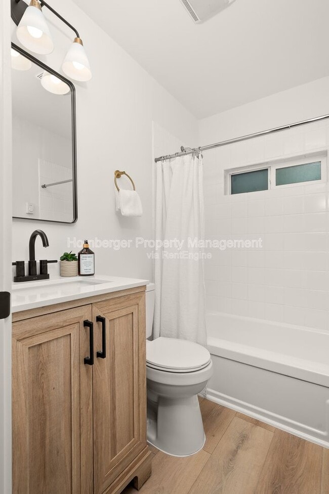 Building Photo - 627 E Wellesley Ave