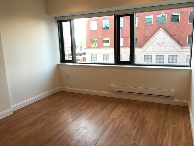 Building Photo - 875 Elm St