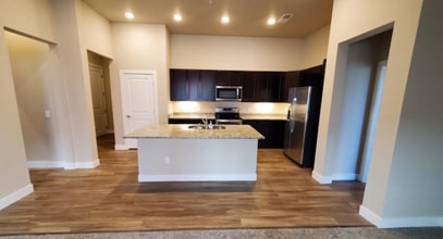 Building Photo - Large 2 Bedroom Condo with Patio!