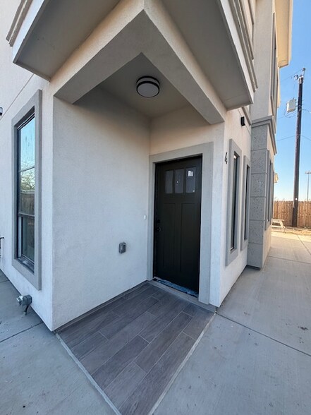 Building Photo - 1117 E Esperanza Ave