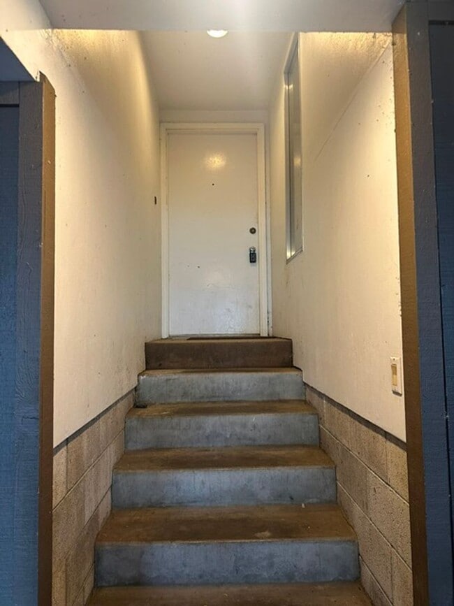 Building Photo - 2 Bedroom, 1 1/2 bath Townhome