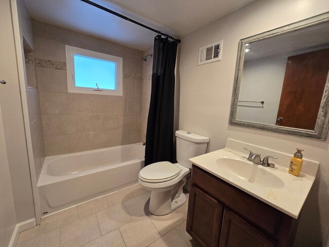 Building Photo - Beautiful 3 Bedroom 2 Full Bathroom Home in Penn Hills - Available NOW!