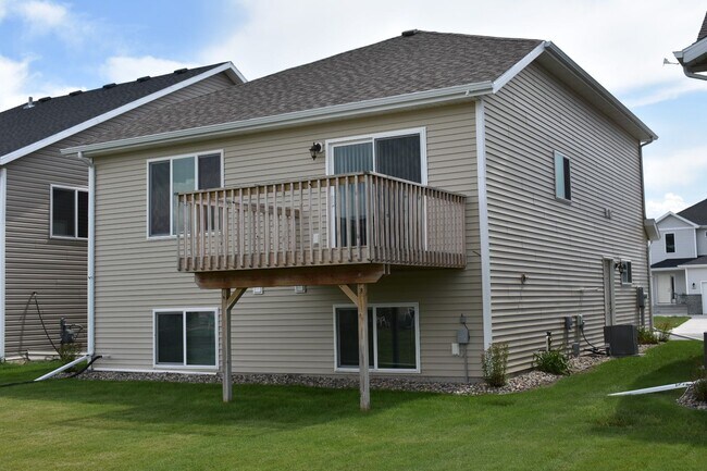 Building Photo - 3 Bed 3 Bath Single Family Home