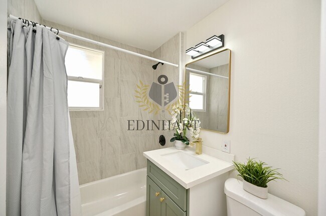 Building Photo - 1584 N Carruth Ave