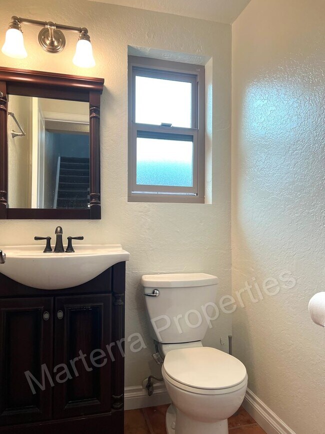 Building Photo - Beautiful 2 Bed/2.5 Bath Townhome