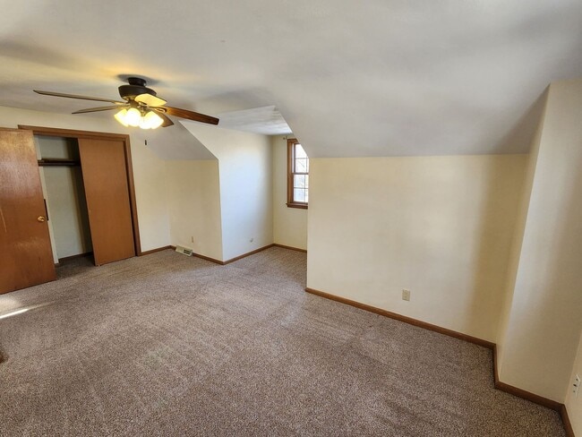 Building Photo - 3 Bedroom 2 Bath House in Rock Island