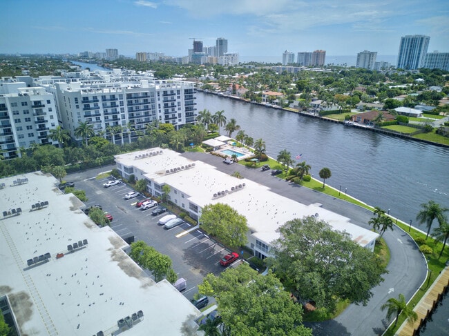 Building Photo - 6515 Bay Club Dr