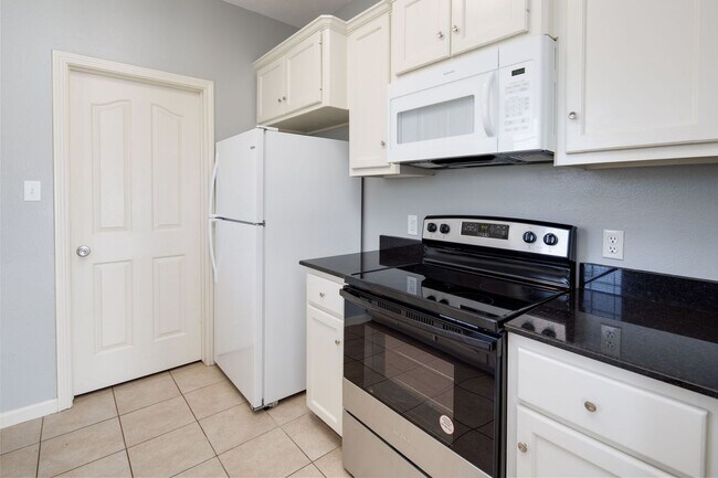 Building Photo - IMMEDIATE MOVE IN!!!  3 bedroom 3 Bathroom Duplex Next Door to Blinn!